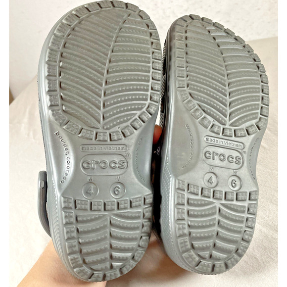 Crocs Unisex Classic Gray Clogs W 6 M 4 Slip On Shoes Waterproof Sandals Kids - Picture 8 of 9